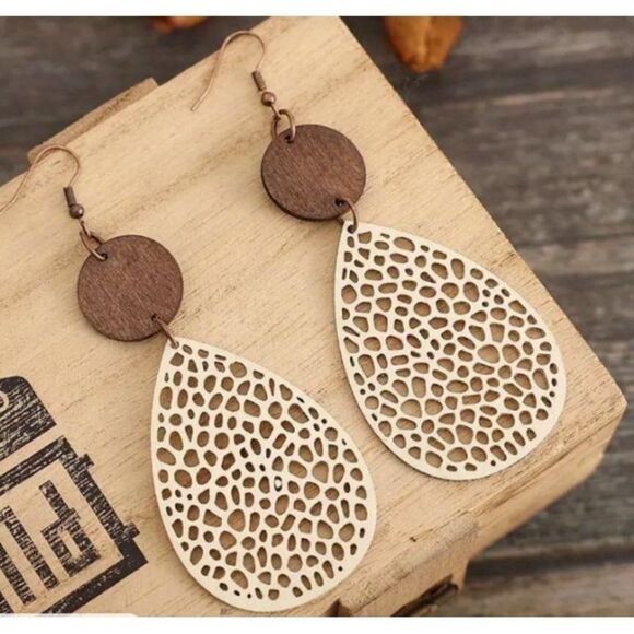Hollow Leaf Off White And Brown‎ Earrings New - Picture 1 of 1